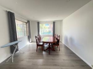 a dining room with a table and chairs at Spacious Queen Room - Train Station - NG5 in Guildford +1 photo