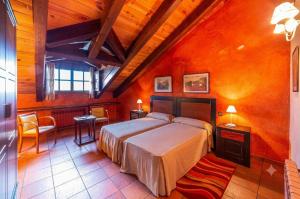 a bedroom with a large bed in a room at Casa de las Paneras in Benavente