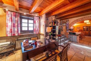 a living room with a desk and a table at Casa de las Paneras in Benavente