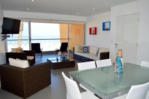 Una sala de estar con una mesa de cristal y un sofá. en Apartamento Frente a Islas Ballestas, en Paracas