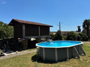 a hot tub in a yard next to a house at Casa Brandelos in Bama
