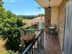 a balcony with plants and flowers on a house at Casa Brandelos in Bama