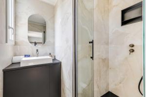 a bathroom with a sink and a shower at Modern Studio 3P - Aubervilliers in Aubervilliers +12 photos