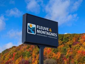 Gallery image of Condo 1 - Waterfront with SPA, Fireplace & Barbecue in Sainte-Anne-de-Beaupré