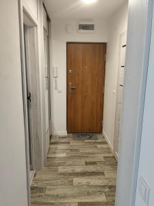 ein Flur mit einer Holztür in einem Zimmer in der Unterkunft APT w centrum in Suwałki