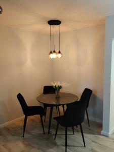 ein Esszimmer mit Tisch und Stühlen in der Unterkunft APT w centrum in Suwałki