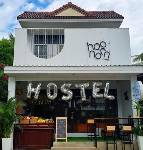 a store with a sign that reads hosnell at Haonorn Hostel in Thong Sala