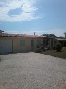 a house with a driveway in front of it at Maisonnette à Coulon in Coulon