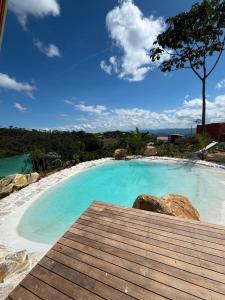 a large swimming pool with a wooden deck at Chalé lago Azul in Venda Nova do Imigrante +13 photos