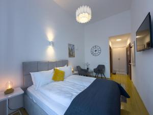 a bedroom with a bed and a clock on the wall at Pensiunea Gasthaus Alte Post in Sighişoara