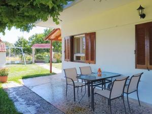 a table and chairs sitting outside of a house at Etherio in Makrygialos