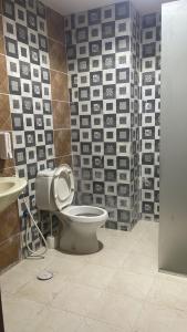 a bathroom with a toilet and a sink at اكليل البيت in Al ‘Utaybīyah