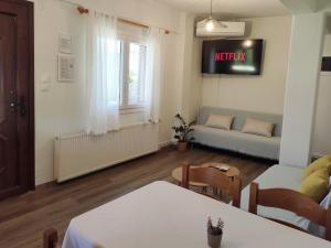 a living room with a couch and a table at Etherio in Makrygialos