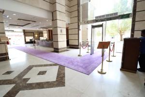 a hallway with a purple rug in a building at فندق وفاق صدقي in Al ‘Azīzīyah