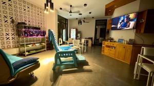 a salon with chairs and a tv in a room at Longstay Bungalow with Fast WIFI 100Mbps - Weekly Serviced in Phumĭ Kruŏs