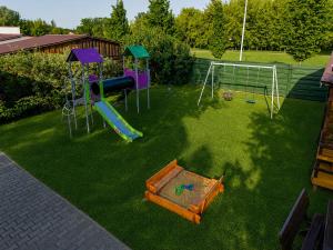 Luftaufnahme eines Gartens mit Spielplatz in der Unterkunft Hotel Kantoria in Tarnów