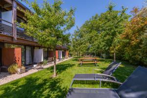 a park with a picnic table and a picnic bench at Ferienwohnungen Boardinghouse Bodensee in Gaienhofen