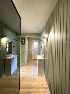 a hallway with two sinks and a mirror at Tulika korter in Paralepa