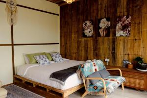 a bedroom with a bed and a chair at พอยื้อใจ doichang in Ban Huai Khai