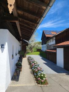 ein Gebäude mit einer Blumenreihe auf dem Bürgersteig in der Unterkunft Waldglanz Loft in Freyung