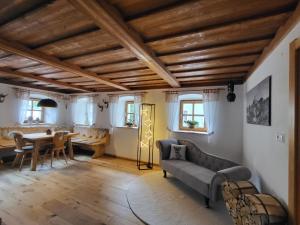 ein Wohnzimmer mit Sofa und Tisch in der Unterkunft Waldglanz Loft in Freyung