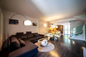 a living room with a couch and a table at Villetta a schiera con vista lago mozzafiato in Lovere