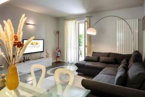 a living room with a couch and a glass table at Villetta a schiera con vista lago mozzafiato in Lovere