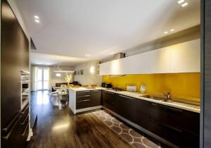 a large kitchen with a sink and a counter at Villetta a schiera con vista lago mozzafiato in Lovere +40 photos