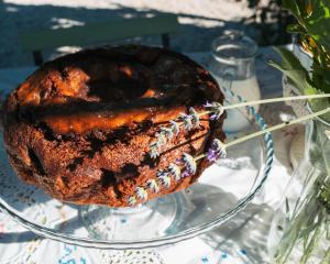 a bundt cake on a glass plate on a table at B&B LE GRETTE in Gioia dei Marsi