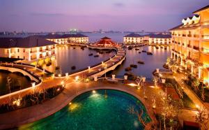 - une vue sur une rivière avec des bâtiments et une piscine dans l'établissement InterContinental Hanoi Westlake, an IHG Hotel, à Hanoï