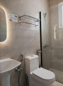 a bathroom with a toilet and a sink and a shower at شاليهات المروان لبيوت العطلات - AL-Marwan for Holiday Homes in Ash Shafa +12 photos