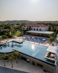 an overhead view of a pool at a resort at Arados Resort in Bdibbā