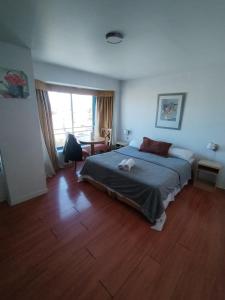 a bedroom with a bed and a wooden floor at Apartamento Star in Mendoza