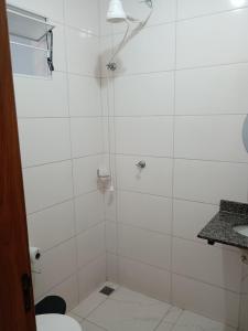 a bathroom with a shower with a toilet at Parque Ecológico - Studio 3 - Térreo in Indaiatuba +3 photos