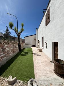 a yard with green grass next to a building at Agrialloggio Supramonte in Barisciano +4 photos