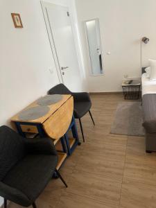 a room with two chairs and a table and a bed at Apartmani Luky in Karlobag