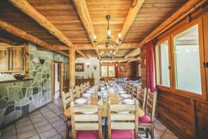 a dining room with a long table and chairs at Chalet Le Serre des Oiseaux in Saint-Chaffrey