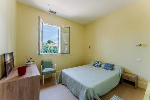 a bedroom with a bed and a window at Maison de Charme in Mimizan-Plage