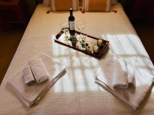 a table with a tray of wine glasses and a bottle of wine at Amisiana Green Oasis in Amisianá +25 photos
