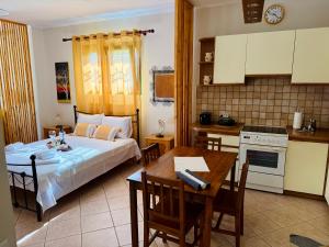 a bedroom with a bed and a table and a kitchen at Amisiana Green Oasis in Amisianá