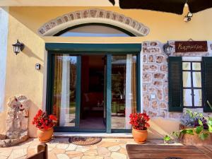 a entry to a house with two vases of flowers at Amisiana Green Oasis in Amisianá