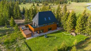 an overhead view of a large house on a grass field at Belis Chalet in Bălceşti