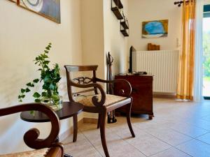 a living room with chairs and a table and a desk at Amisiana Green Oasis in Amisianá