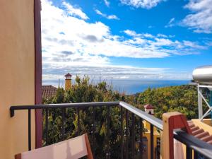 a balcony with a view of the ocean at Los Nacientes Vega in Los Sauces