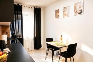 a kitchen and dining room with a table and chairs at Nowoczesny Apartament Prudnik in Prudnik