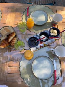 a table with plates of food and drinks on it at Di colombie in Figari