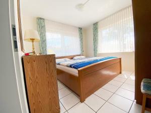 a small bedroom with a bed and a window at Ferienwohnung Marianne 26835 Neukamperfehn in Neukamperfehn