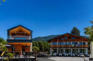 a couple of buildings with mountains in the background at Hafenapartments Segelschule Mondsee in Mondsee