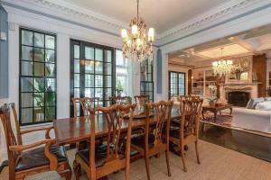 a dining room with a table and chairs at Villa Grand Horizon in East Hampton