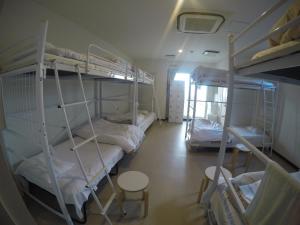 Tempat tidur susun dalam kamar di JAM Hostel Kyoto Gion